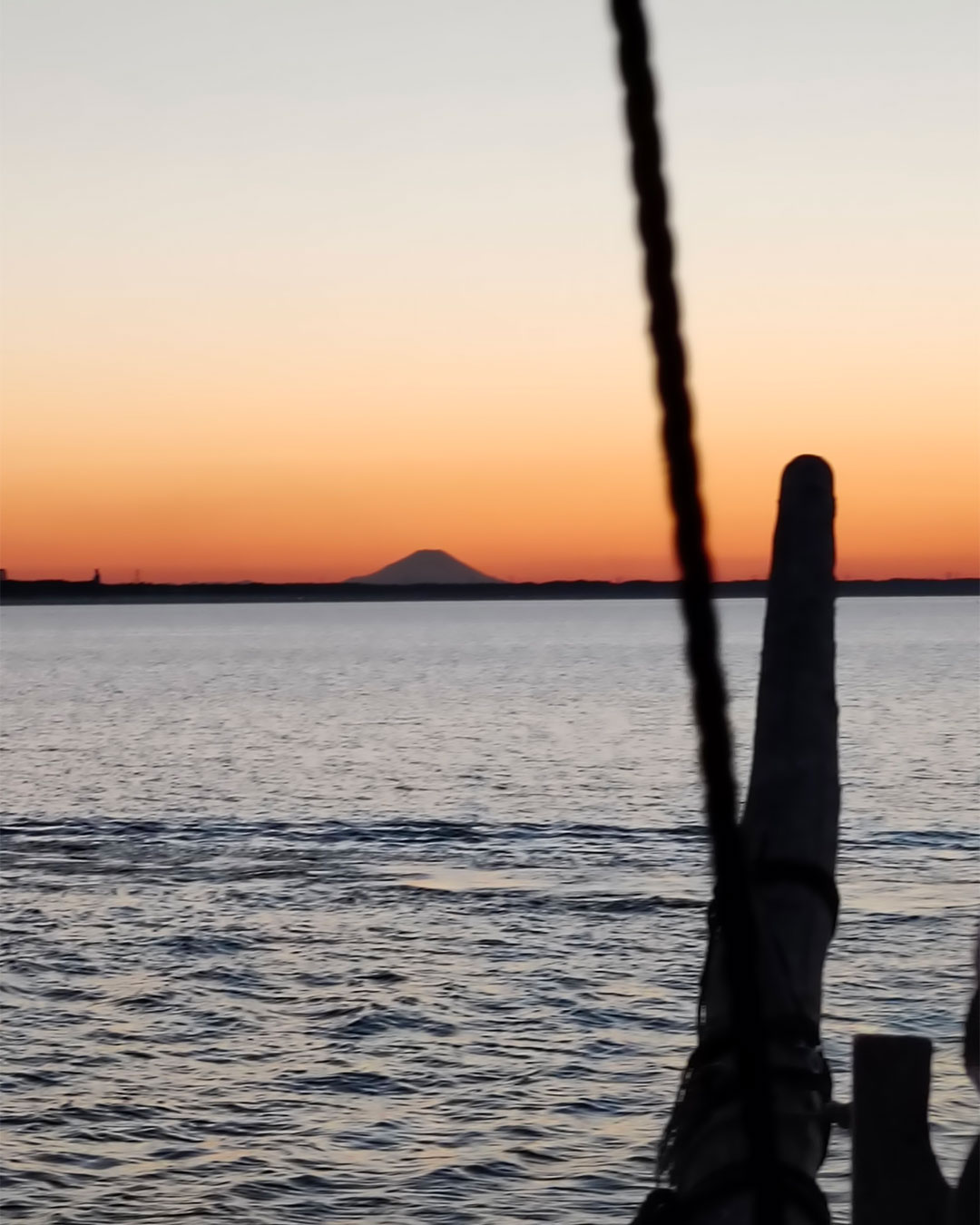 写真：夕日が沈む #富士山 を帆引き船上から撮影しました。の画像