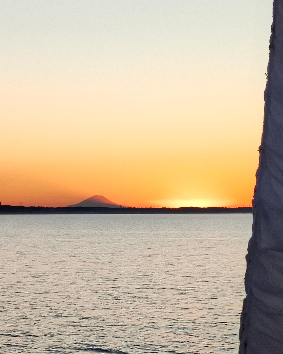 写真：夕日が沈む #富士山 を帆引き船上から撮影しました。の画像