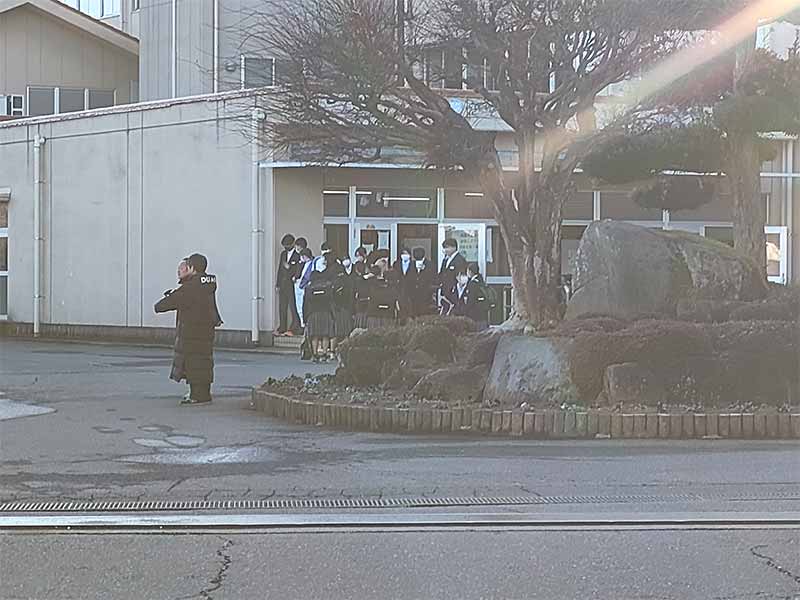 写真:霞ヶ浦中学校の生徒達が、昇降口前で石川県被災地を支援する害募金活動をしていました。の写真