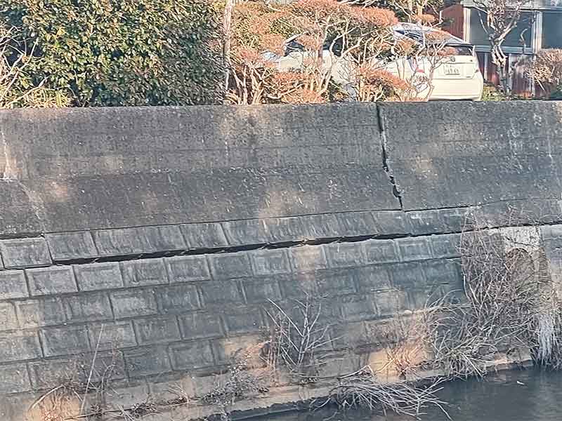 写真：一ノ瀬川にある有河橋東河川の擁壁ヒビ割れの状況です。の画像