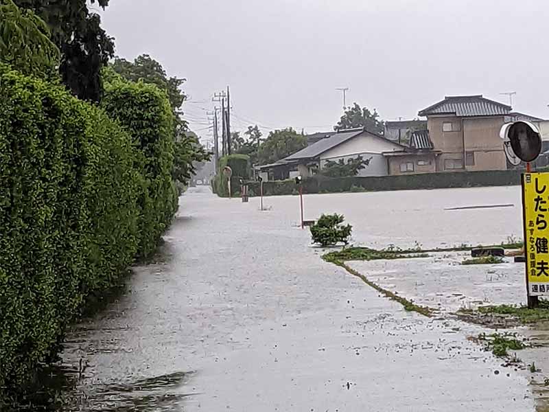 写真：宍倉地区出島用水道路南側の直売所道路南に冠水注意看板が設置されました。の画像