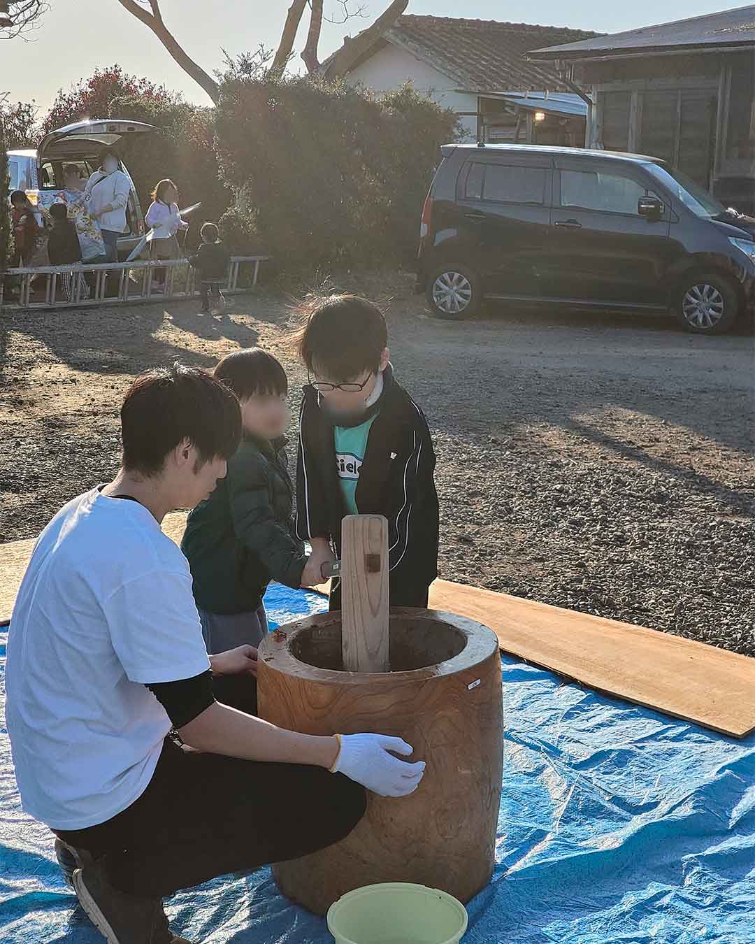 写真：正月の餅つき大会と凧揚げ大会の様子です。の写真2