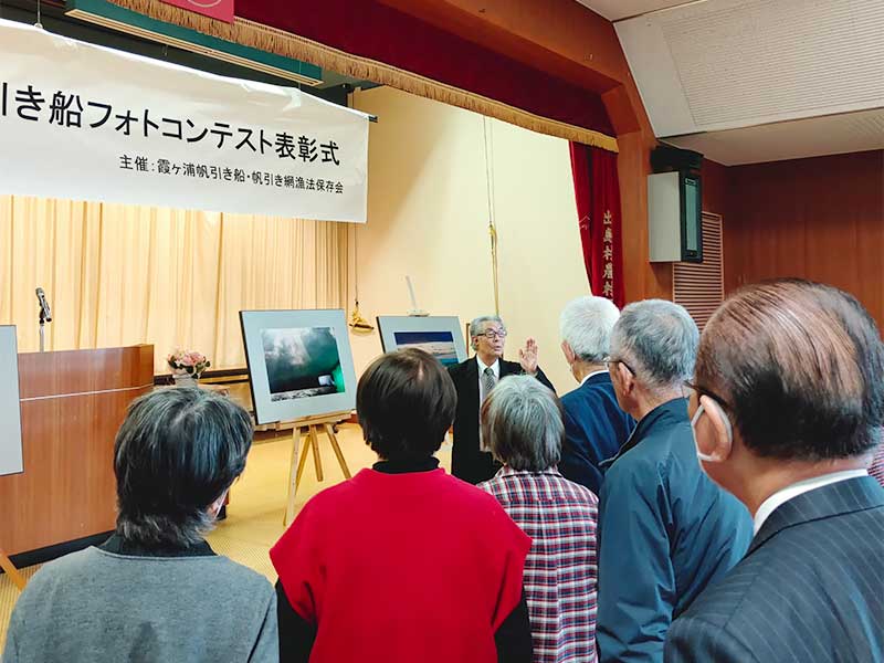 写真：霞ヶ浦帆引き船フォトコンテストの表彰式で優秀賞の記念撮影がとりおこなわれました。の写真2