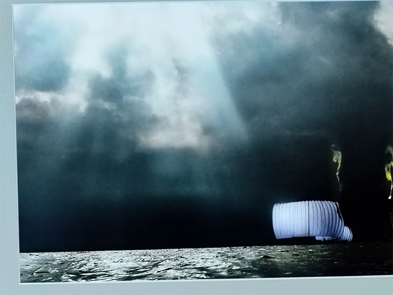 写真：霞ヶ浦帆引き船フォトコンテストの最優秀賞「光降り立つ」の光芒の瞬間と帆引き船に照準あてた連写撮影についての写真