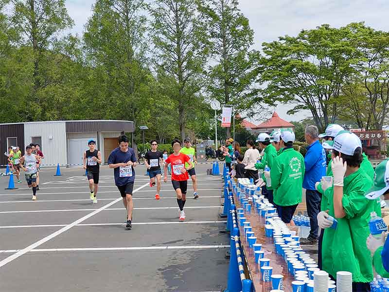 写真：かすみがうらマラソンの歩崎公園給水所の写真