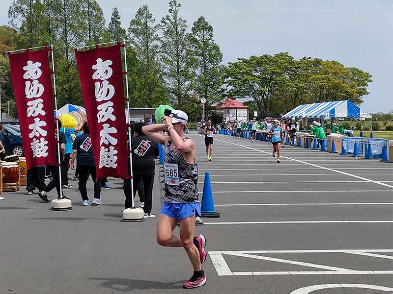 写真：かすみがうらマラソンの歩崎公園給水所の出陣式