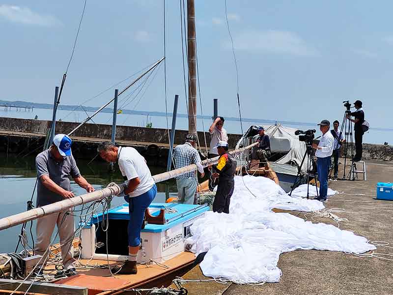 写真:霞ヶ浦帆引き船の帆の取付作業の写真