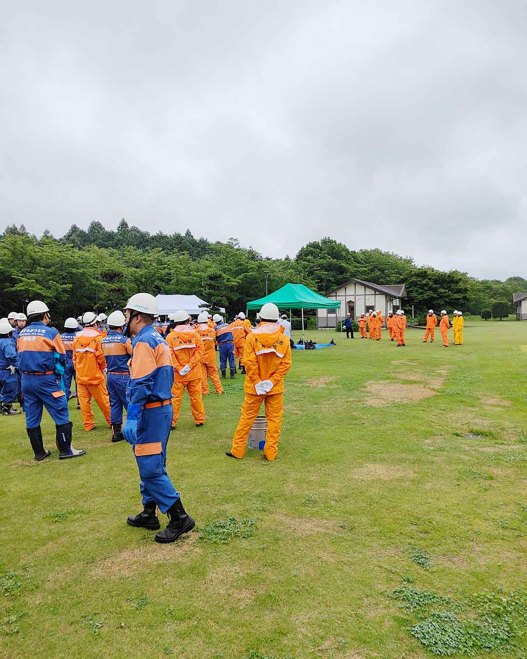 写真:防災訓練、土嚢つくりの講習会、消防団の指導で行われました。の写真