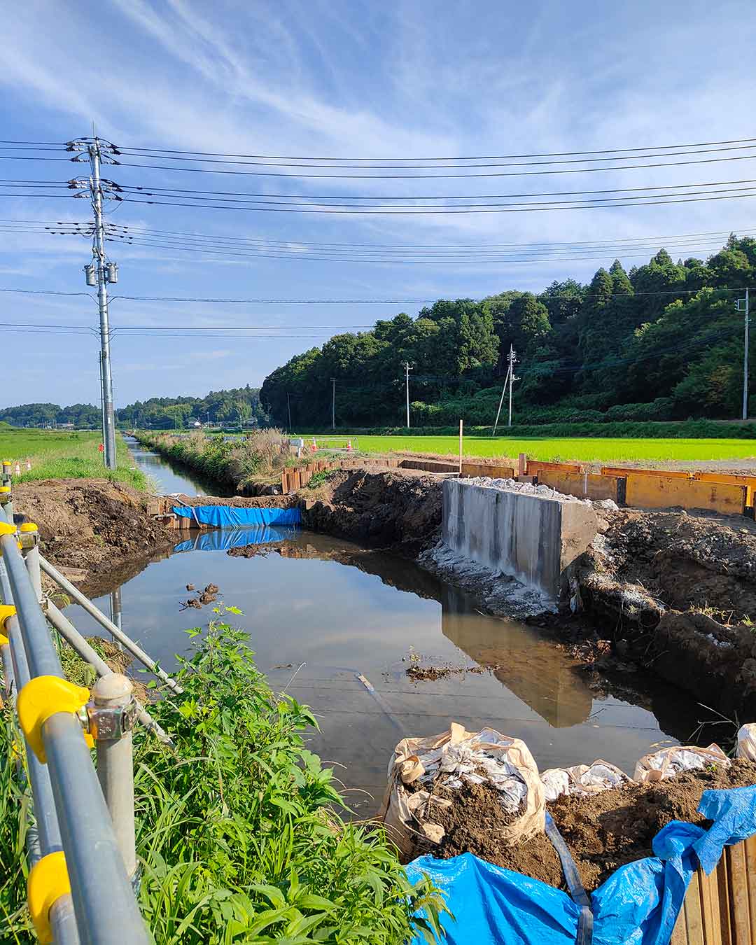 写真:下稲吉小新光霊園前のボックスガルバート排水管敷設工事が始まりました。の写真