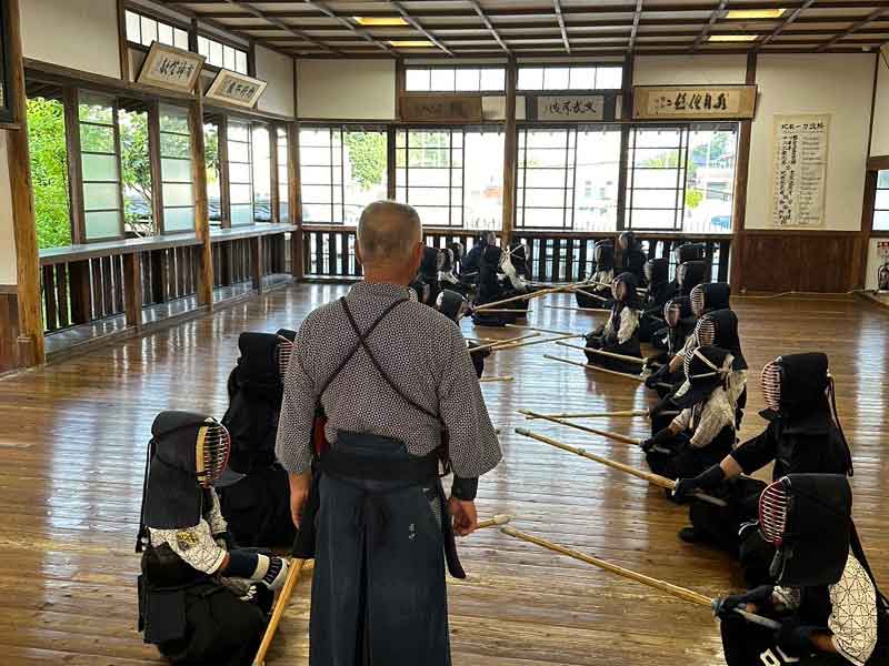 写真：田中栄治東武館師範は、宍倉小学校、南中学校の同級生です。の画像