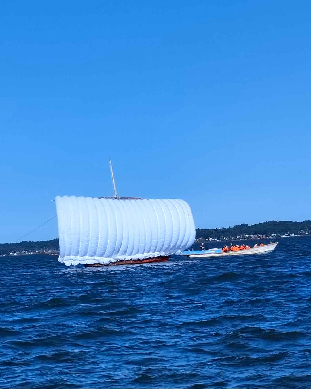 写真：霞ヶ浦帆引き船、秋晴れの青空のもと運航しました。の画像