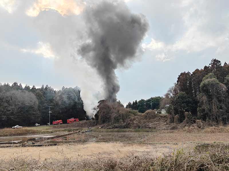 写真:土浦五中北の廃棄物置場で火災が発生し、黒煙があがる。の写真