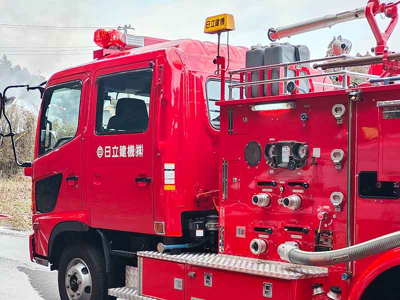 写真:土浦五中北の廃棄物置場で火災が発生し、黒煙があがる。の写真