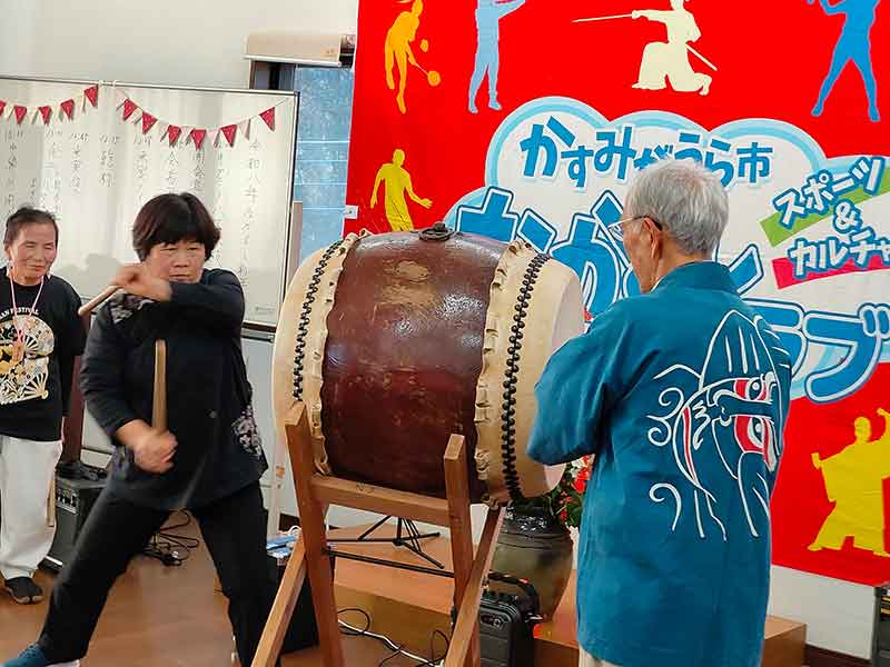 写真:なかよしスポーツクラブ新年会、八丈太鼓の演奏の写真