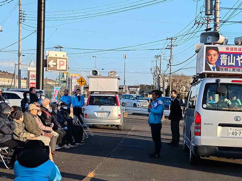 写真:青山やまと、かすみがうら市セイミヤ前の街頭演説会に200人が集まりました。の写真