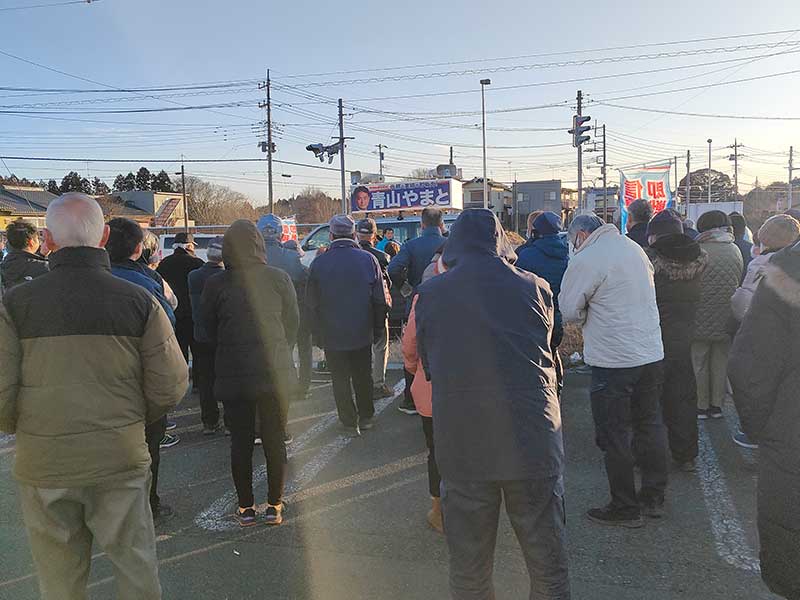 写真:青山やまと、かすみがうら市セイミヤ前の街頭演説会に200人が集まりました。の写真