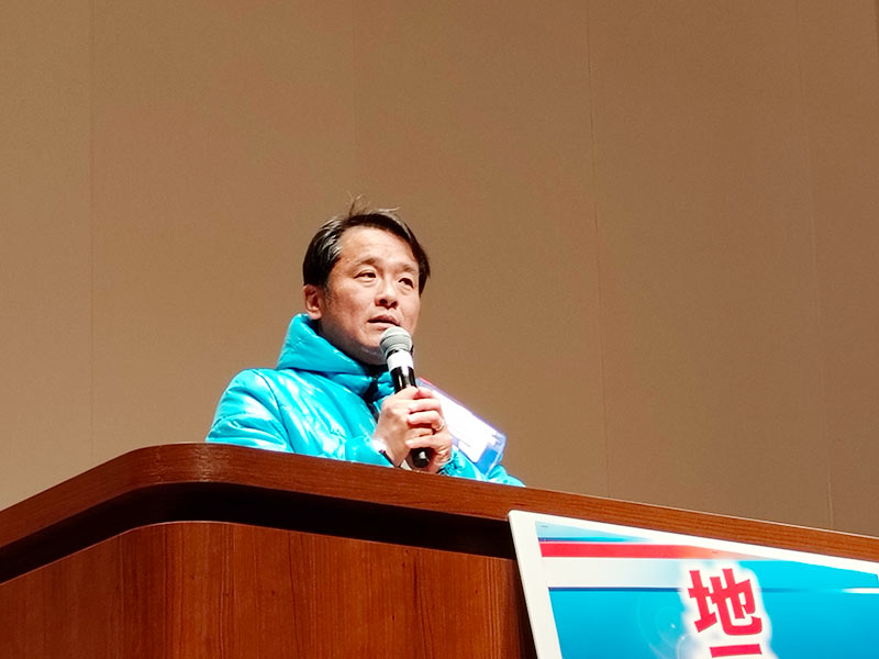 写真:2月1日17時総決起集会が開かれ、青山やまと候補応援のガンバローコールが市民会館いっぱいに響き渡りました。の写真