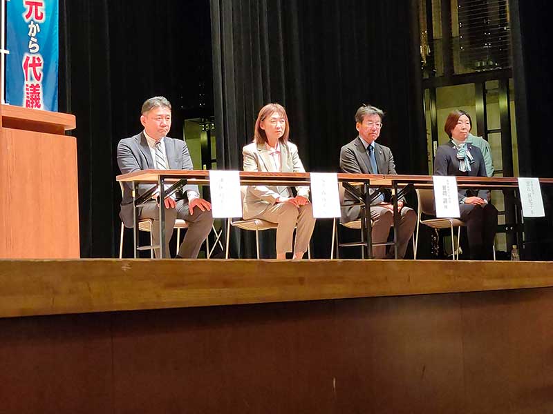 写真:2月1日17時総決起集会が開かれ、青山やまと候補応援のガンバローコールが市民会館いっぱいに響き渡りました。の写真