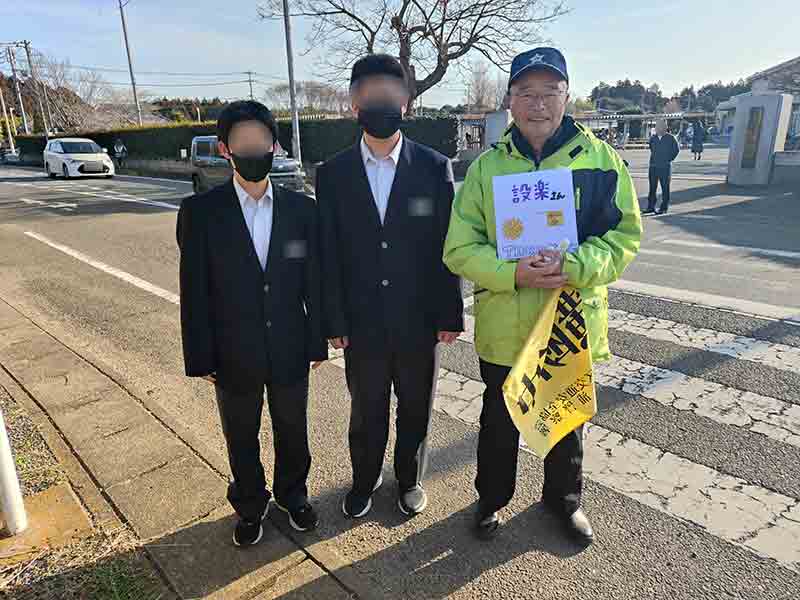 写真:霞ヶ浦中学校生徒会長と卒業式前の記念撮影です。の写真