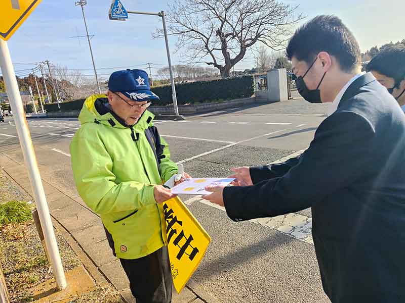 写真:霞ヶ浦中学校生徒会長と卒業式前の記念撮影です。の写真