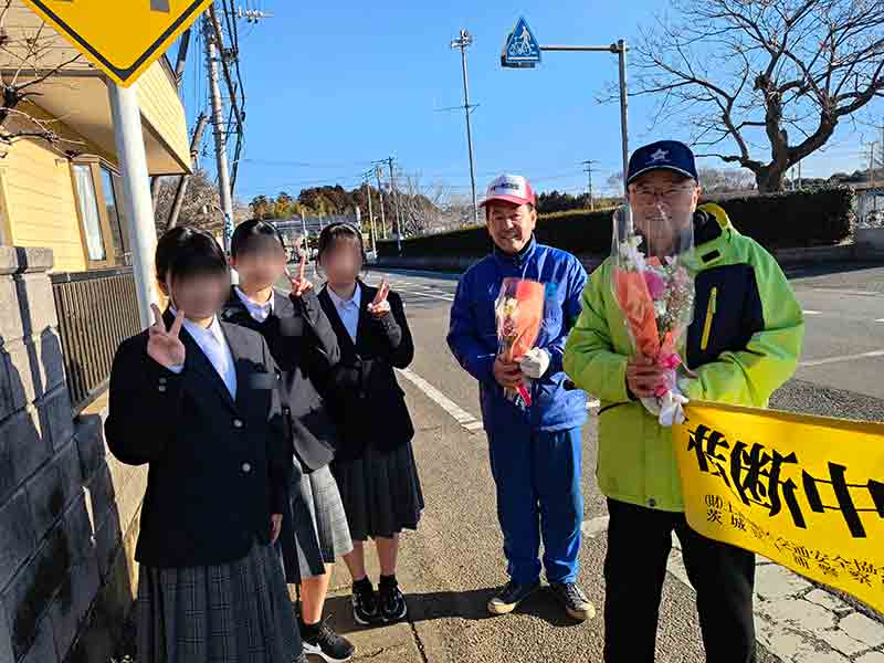 写真:霞ヶ浦中学校生徒会長と卒業式前の記念撮影です。の写真