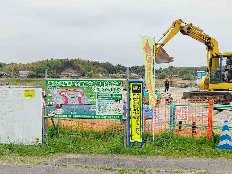 写真:佃煮の出羽屋の東に建設中の自転車休憩施設の写真