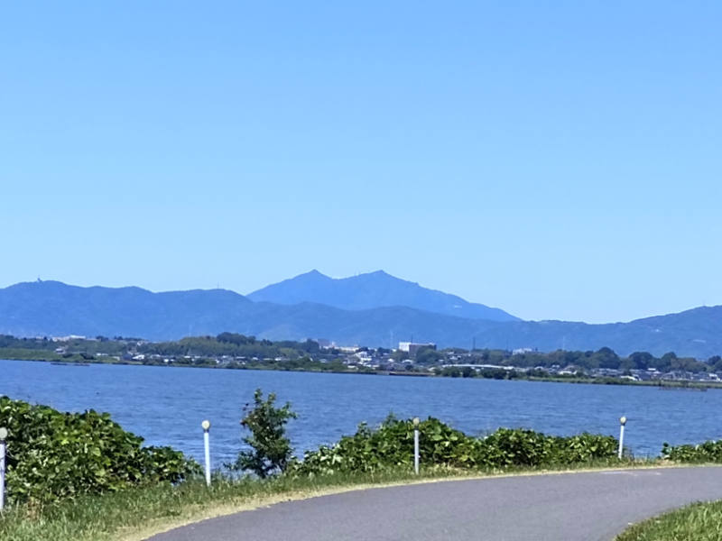 写真:筑波山と湖都土浦市のビル