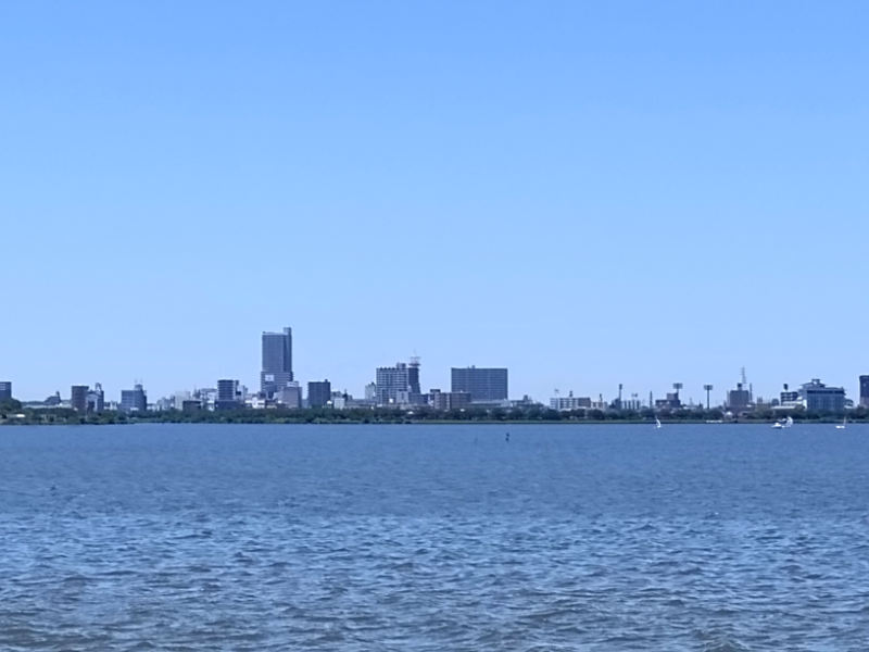 写真:筑波山と湖都土浦市のビル