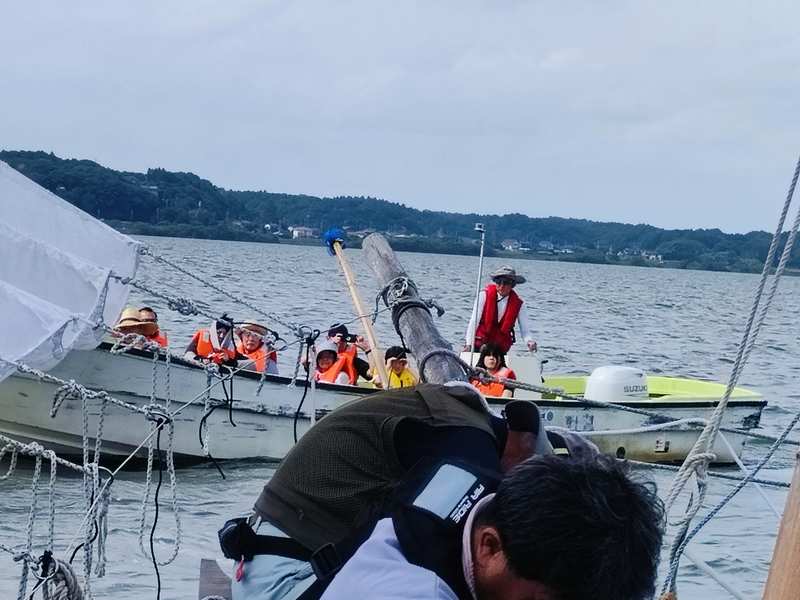 写真:30日霞ヶ浦観光帆引き船、風速2m風なし半帆帆走、観光船は満席