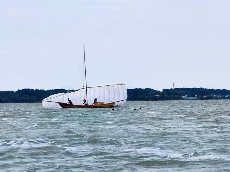 写真:土浦市キララ祭り帆引き船4艘合同操業、沖宿漁港に入るかすみがうら市応援船2艘