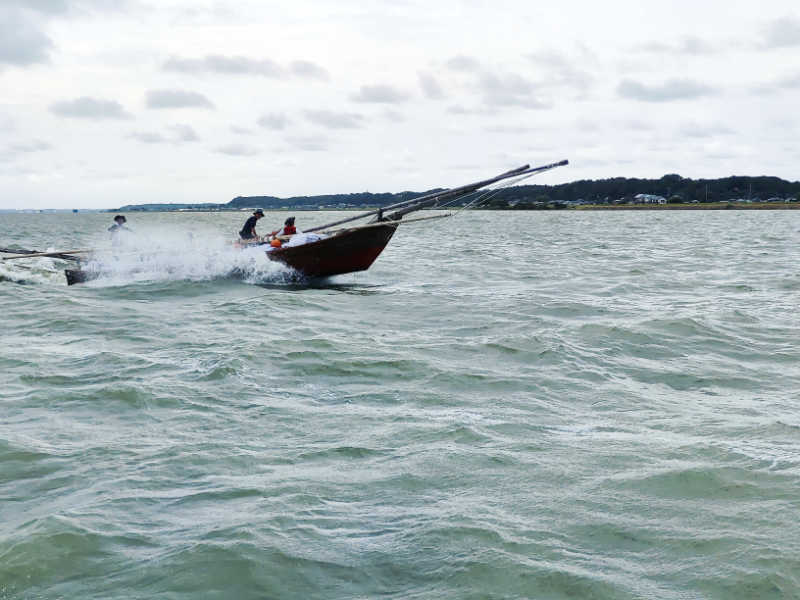 写真:土浦市キララ祭り帆引き船4艘合同操業、沖宿漁港に入るかすみがうら市応援船2艘